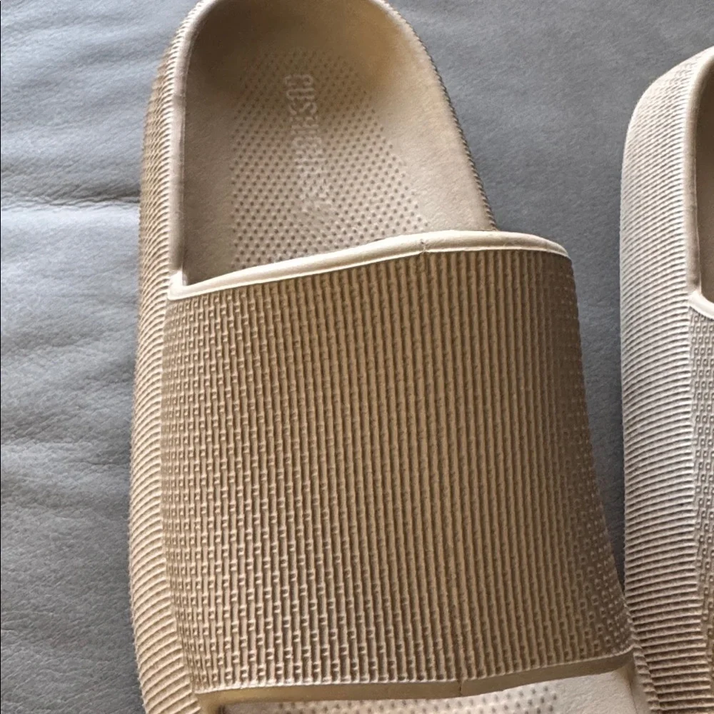 Cushionaire Feather Cloud tan slide sandal. Thick foam. Waterproof. Size 38 (8).